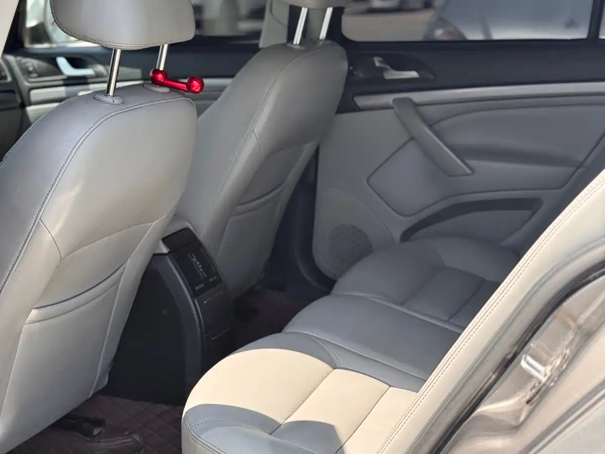 Škoda Octavia 2012 1.6L Auto Yijun Edition фото 6