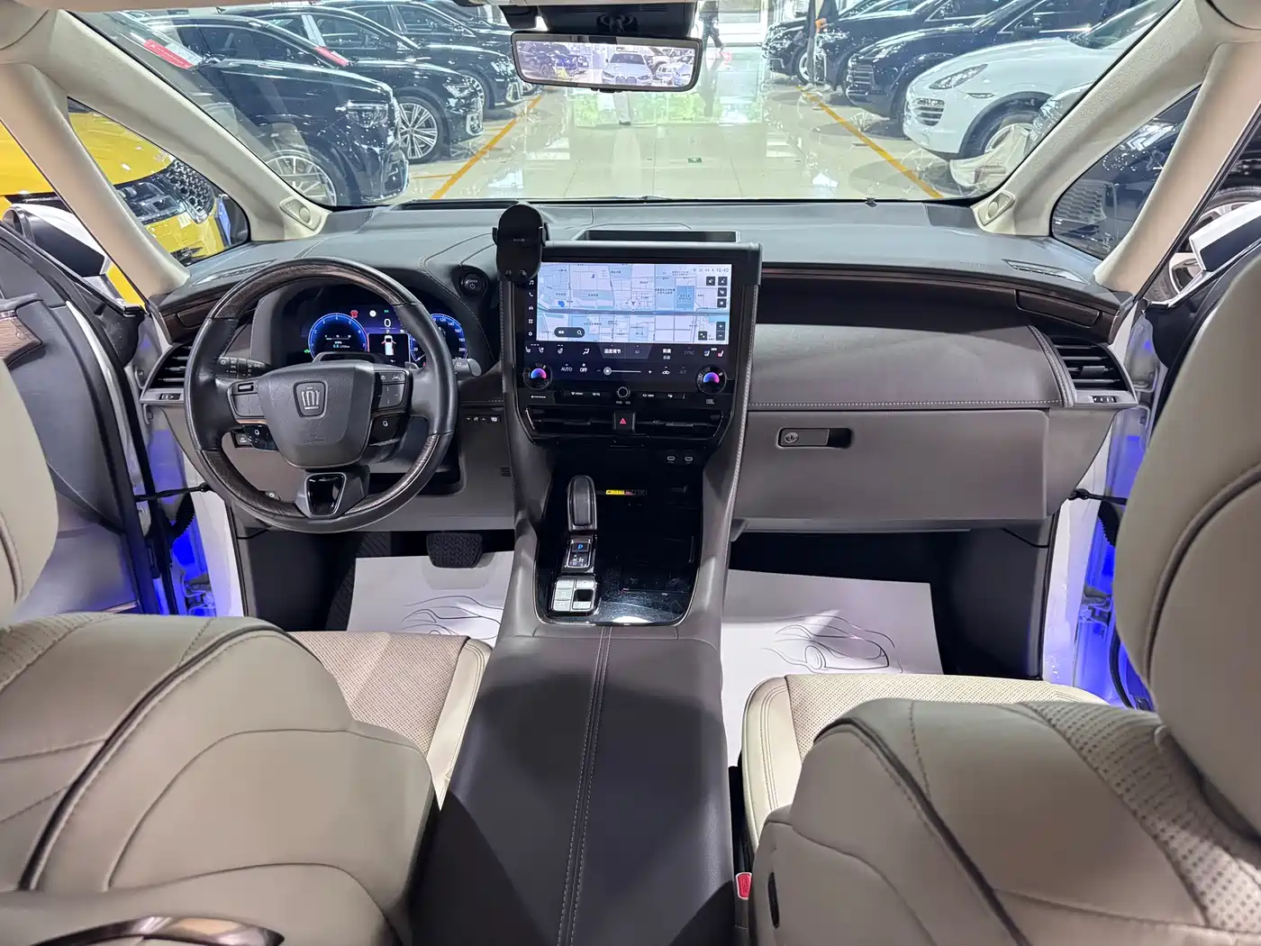 Toyota Vellfire 2024 Crown Hybrid 2.5L Premium Edition фото 4
