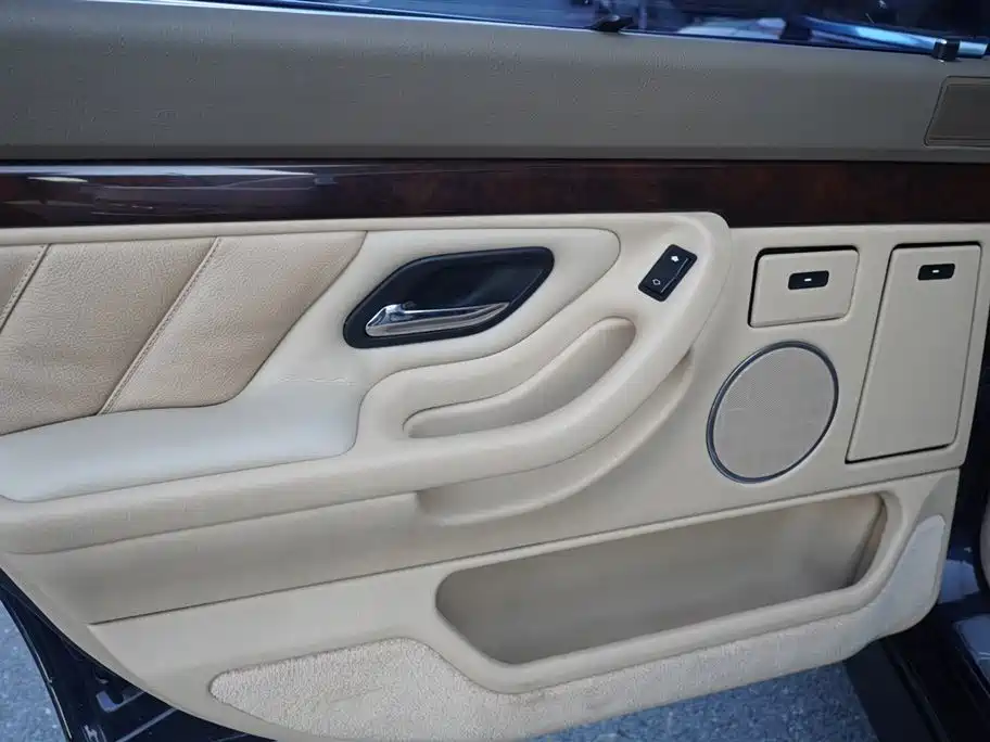 BMW 7 Series фото 11
