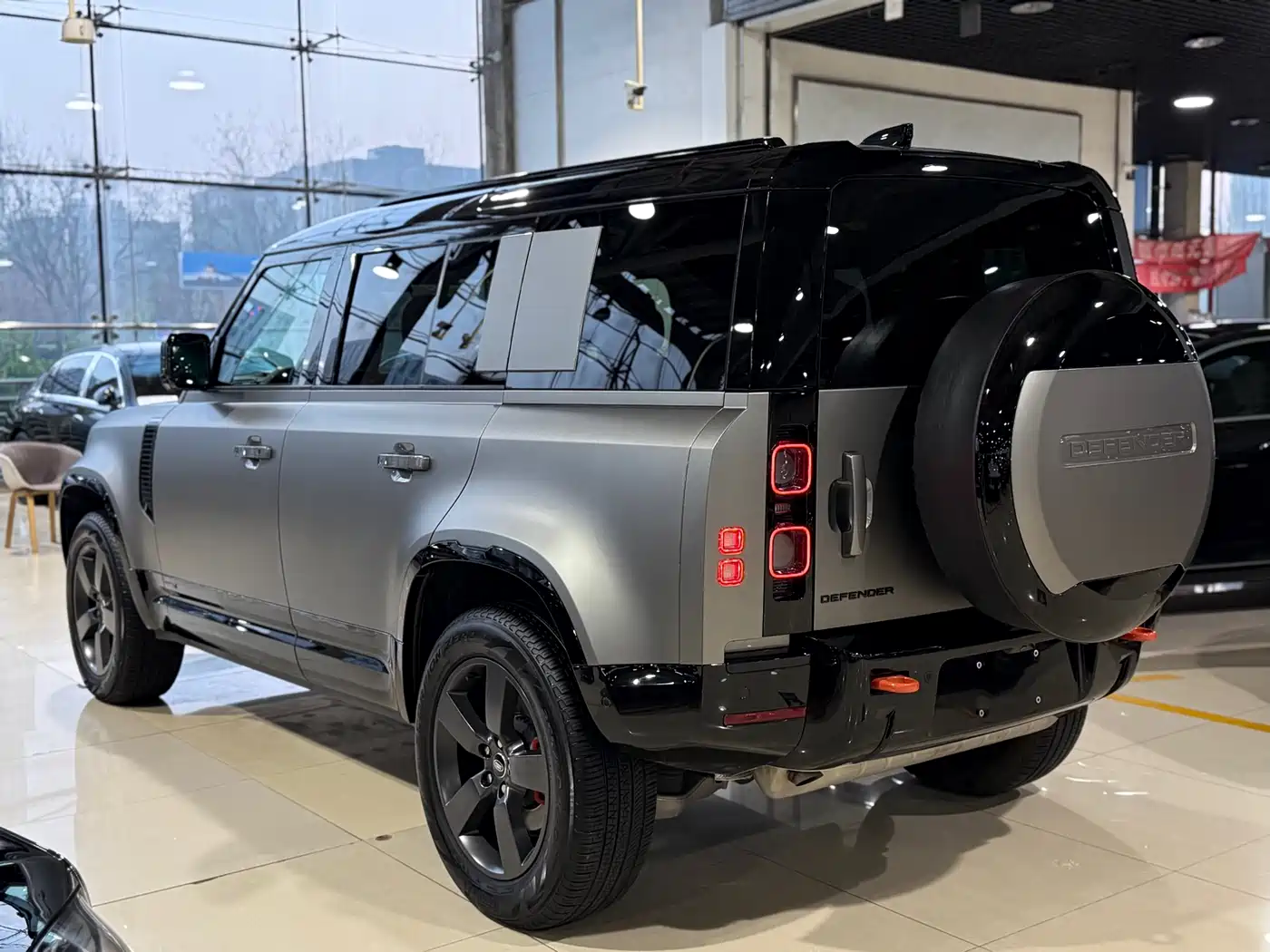 Land Rover Defender 2025 110 3.0T P400 X фото 25