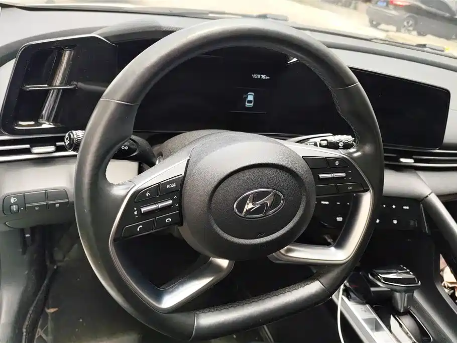 Hyundai Elantra 2021 1.5L CVT LUX Premium Edition фото 15