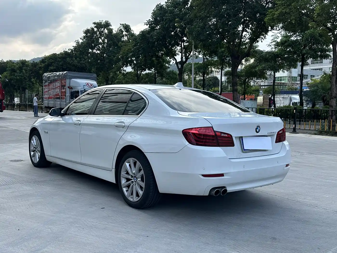 BMW 5 Series 2014 530Li Leading фото 9