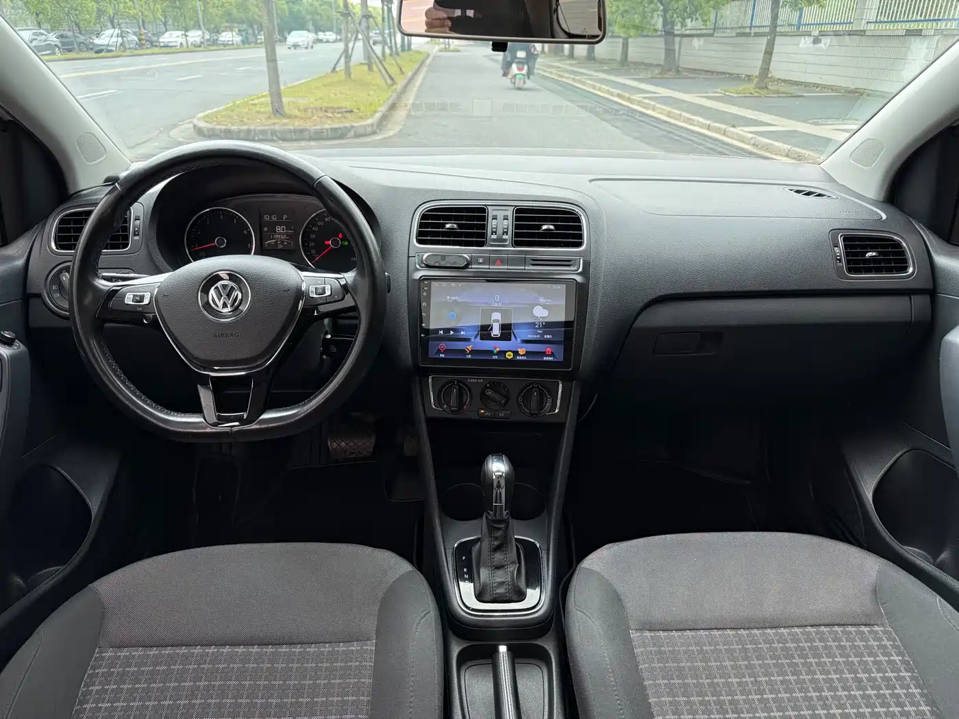 Volkswagen Polo 2016 1.6L Automatic Comfort фото 9