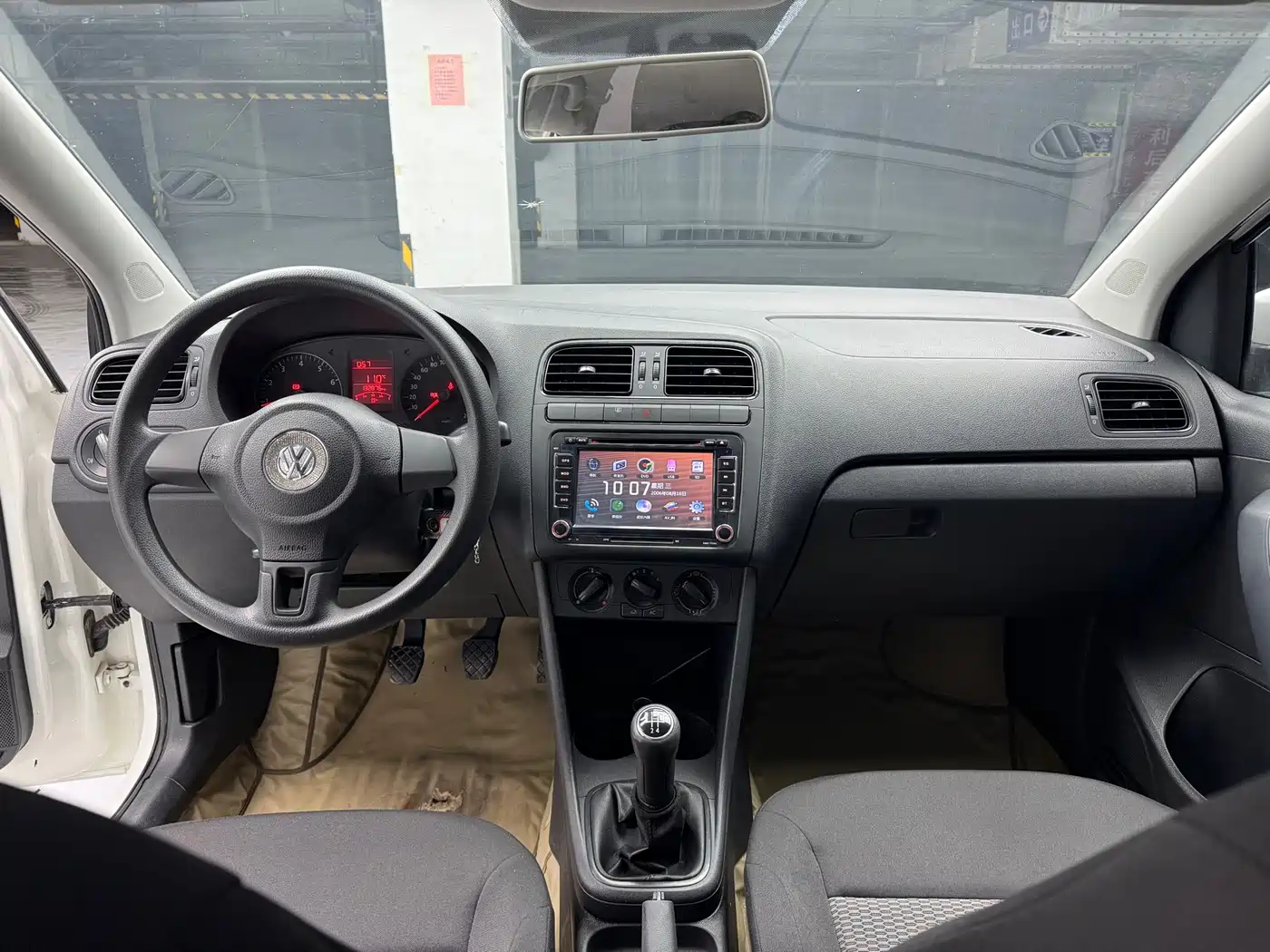 Volkswagen Polo 2013 1.4L Manual Trend Edition фото 6
