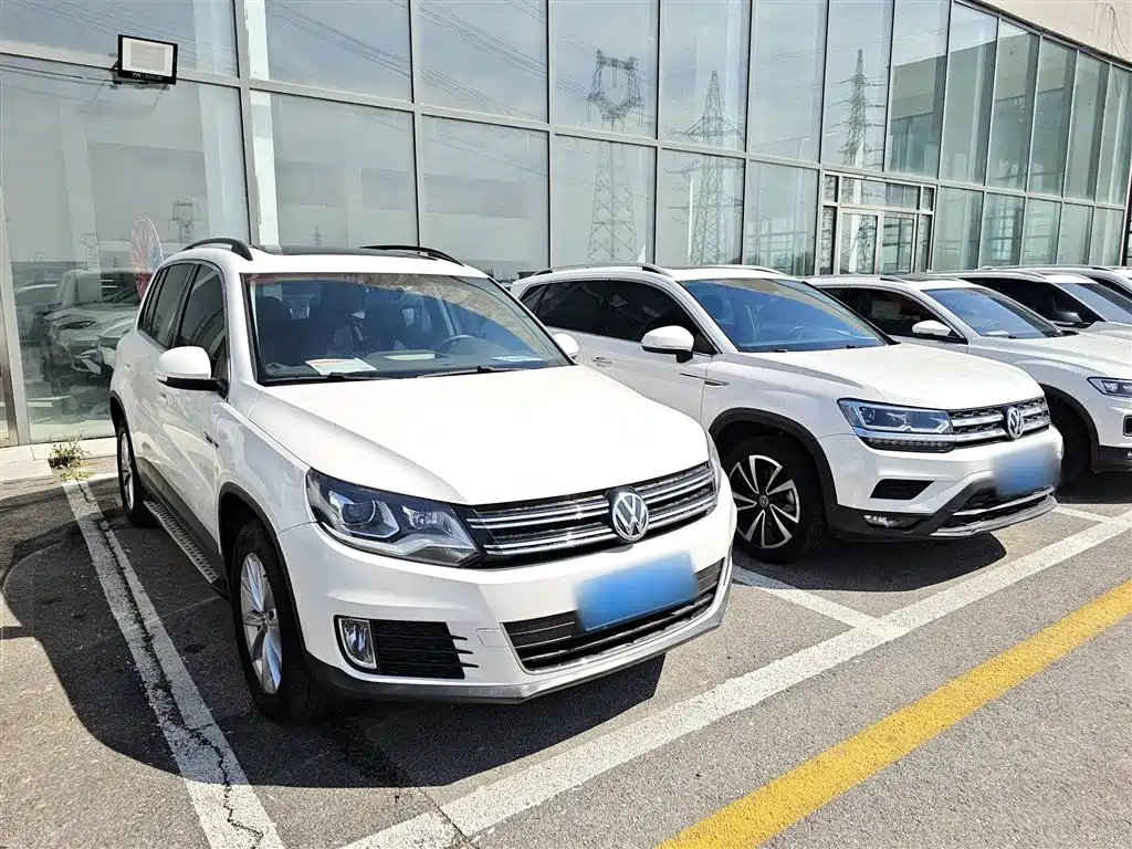 VOLKSWAGEN TIGUAN