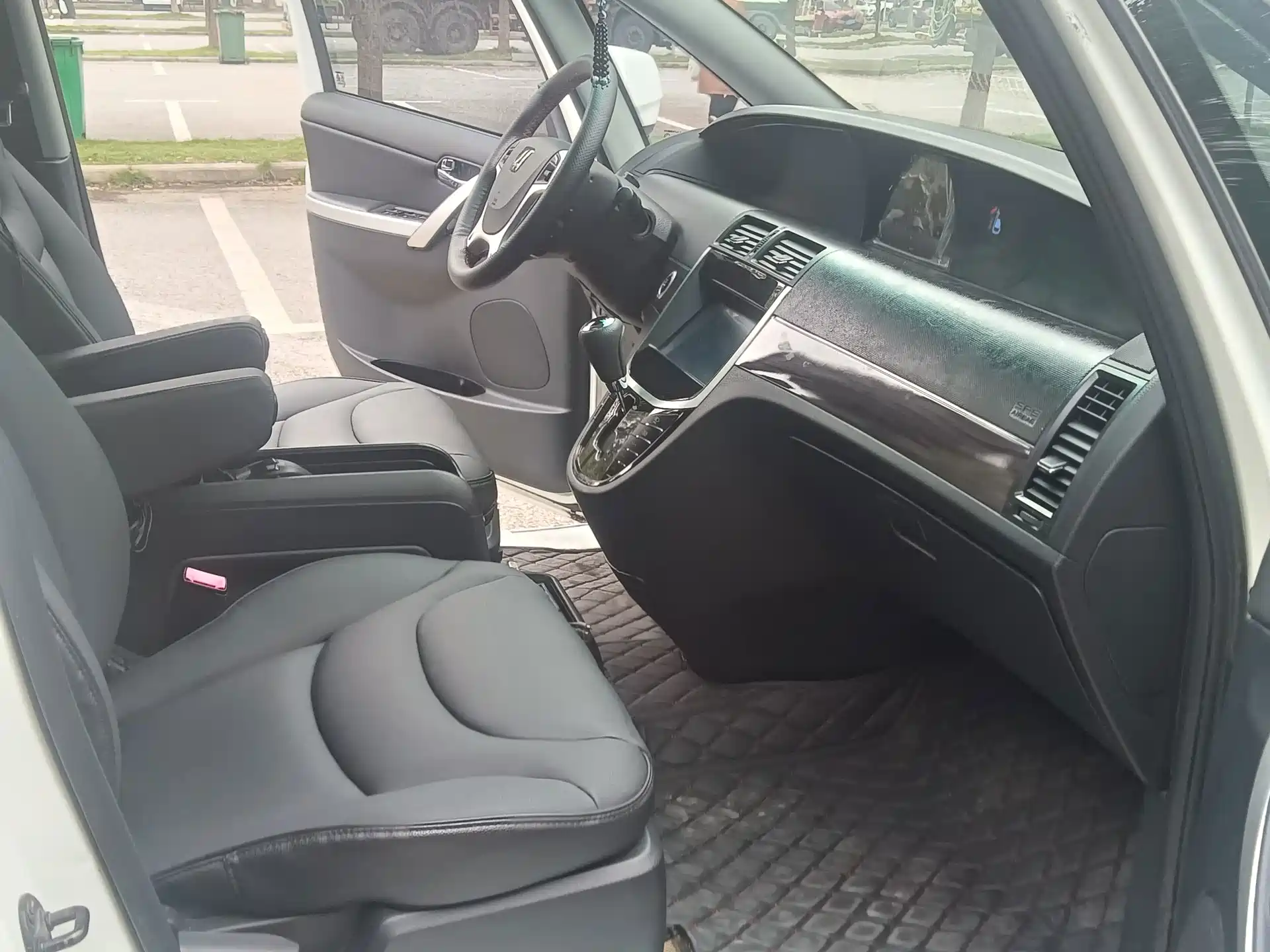 Фото 9 - Luxgen Luxgen7 MPV