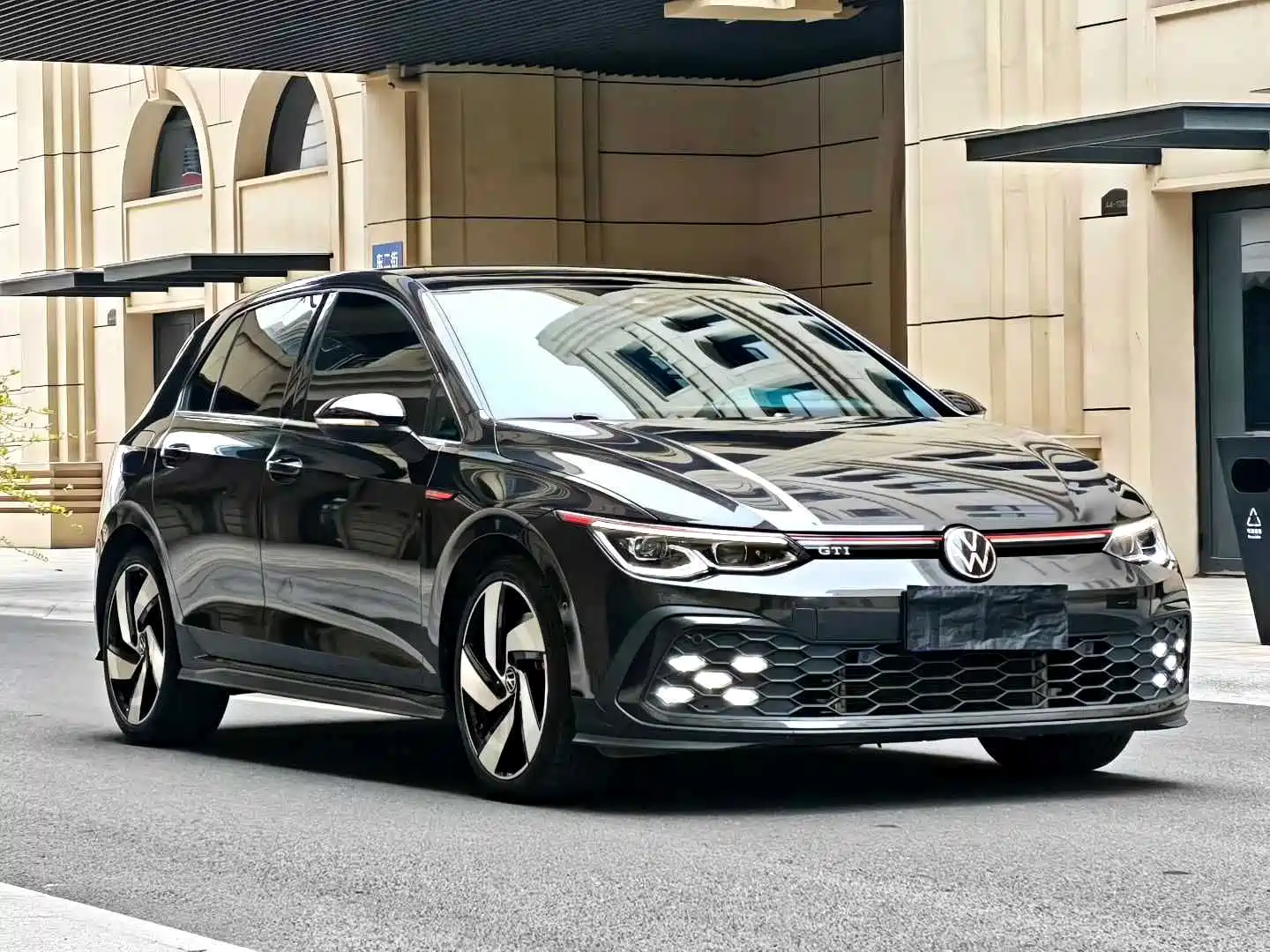 Фото 2 - Volkswagen Golf GTI