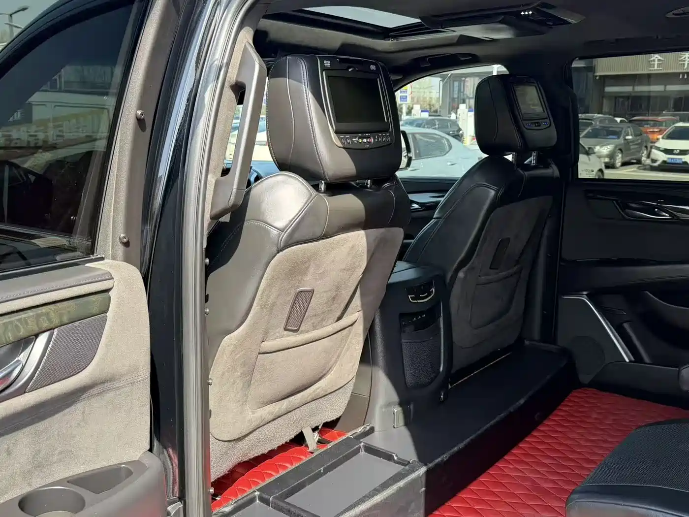 Cadillac Escalade 2017 6.2L ESV Platinum Extended фото 7