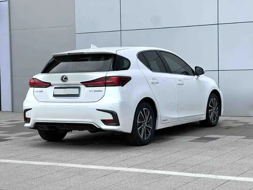 Фото 7 - Lexus CT