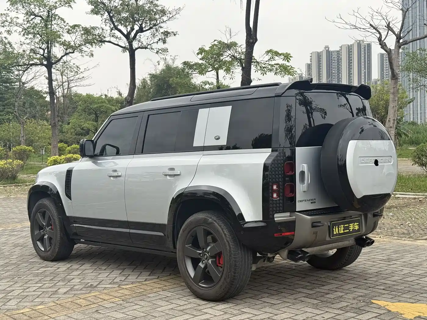 Land Rover Defender 2023 Facelift 110 3.0T P400 X-DYNAMIC HSE фото 6