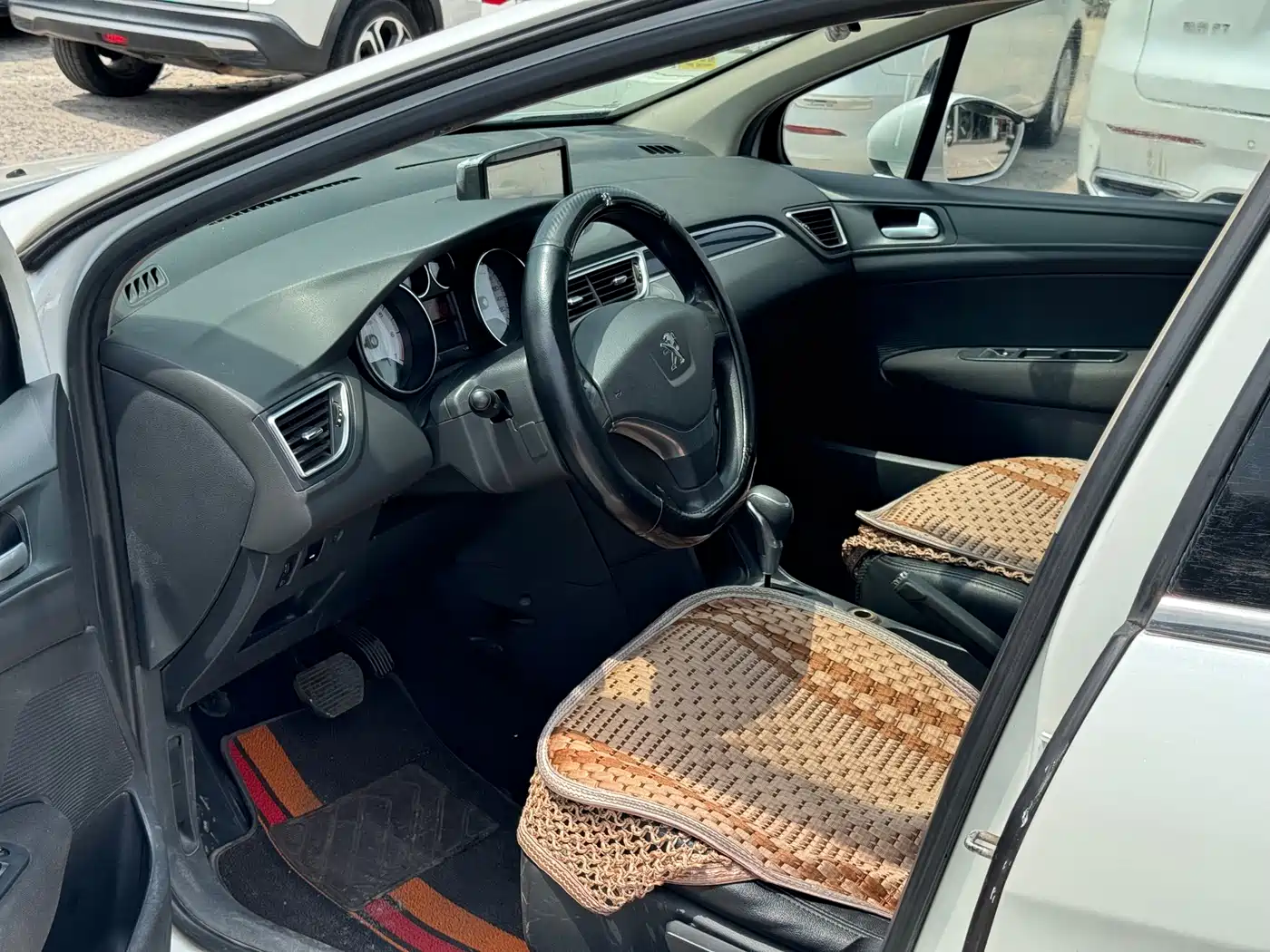 Peugeot 308 2014 Model Joy Edition Classic 1.6L Automatic Superior Style фото 5