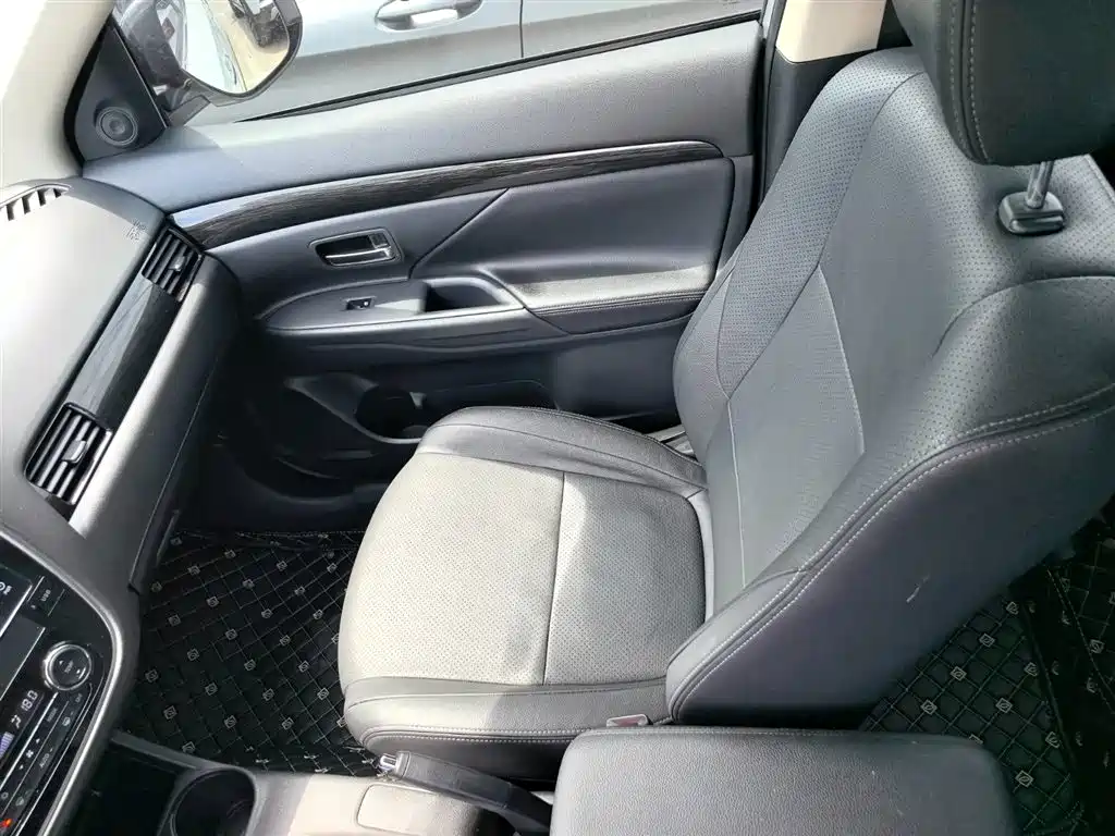Mitsubishi Outlander 2016 2.4L 4WD Elite Edition 5-seater фото 12