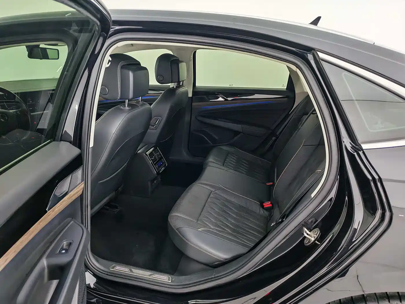 Volkswagen Passat 2020 Facelift 330TSI Luxury China VI фото 12