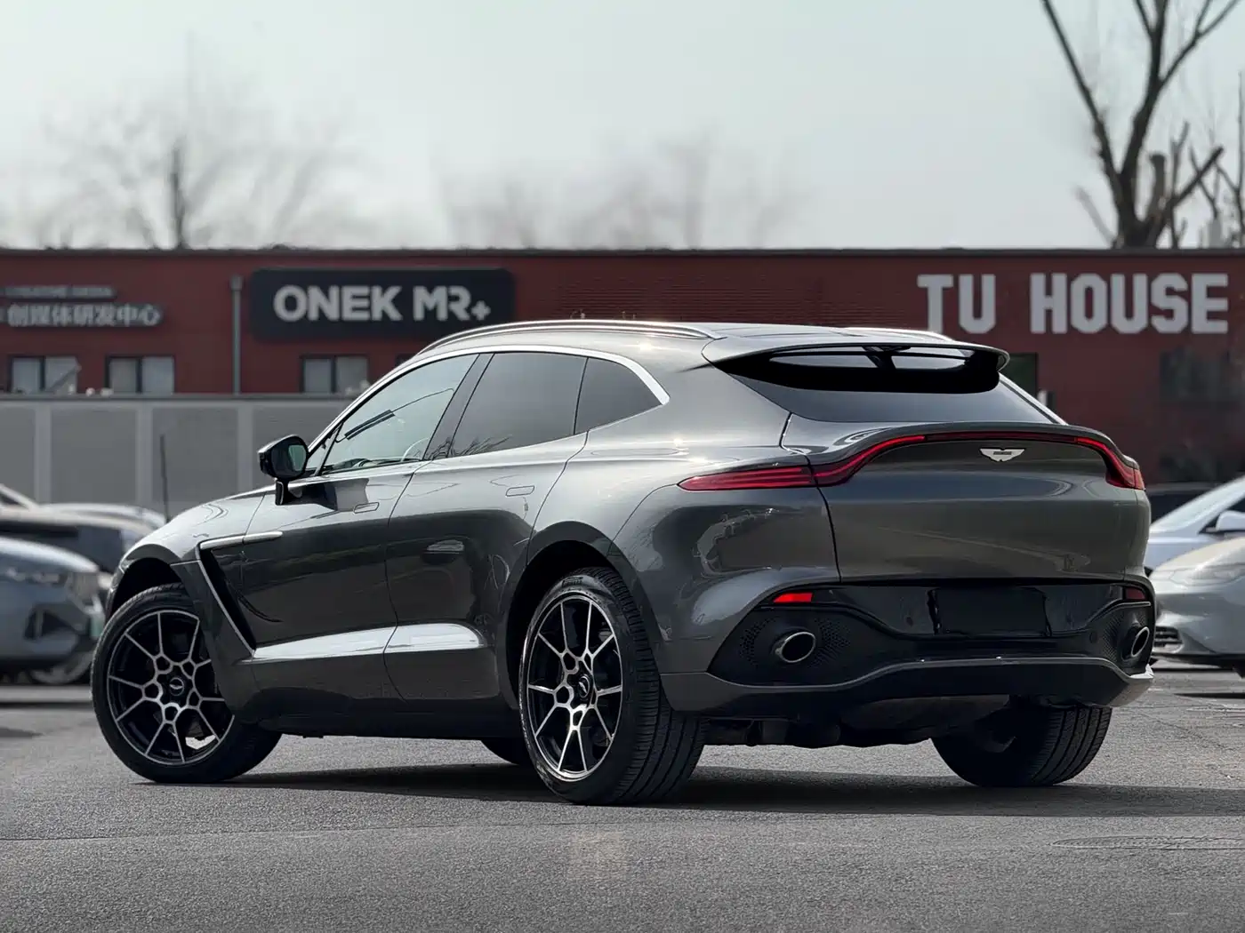 ASTON MARTIN DBX