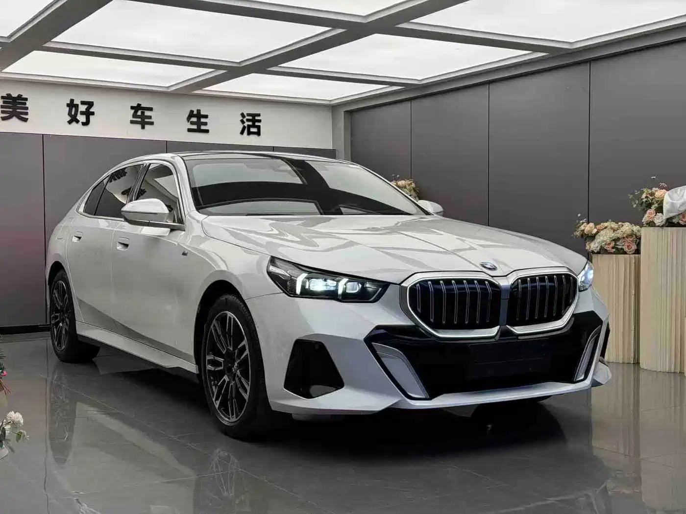 BMW 5 Series 2024 530Li Leading M Sport Package фото 3