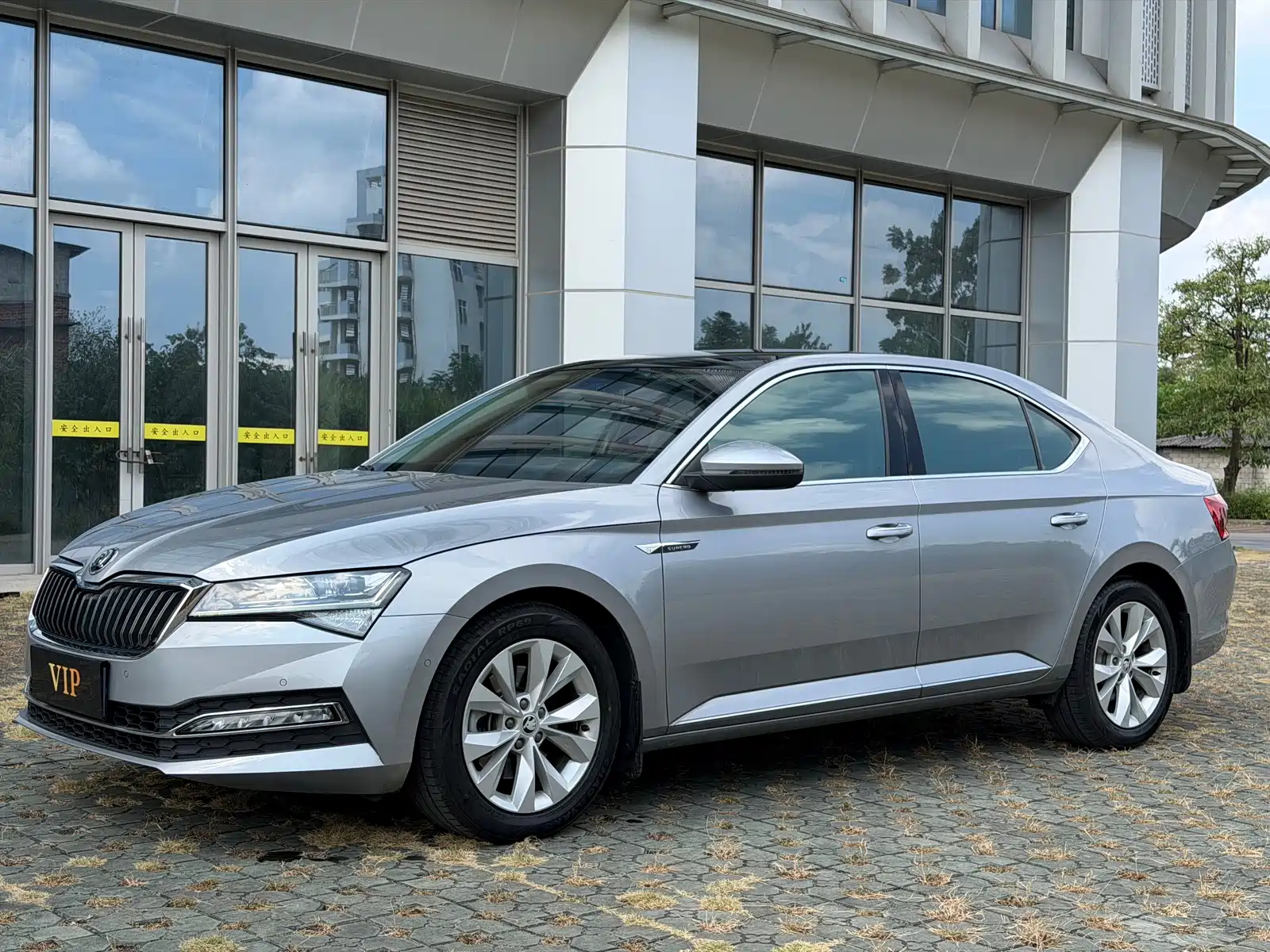 Photo 1 - Škoda Superb