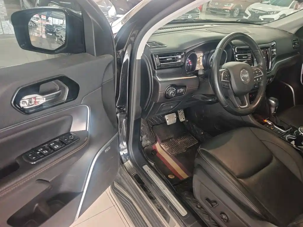 Photo 16 - Jeep Grand Commander
