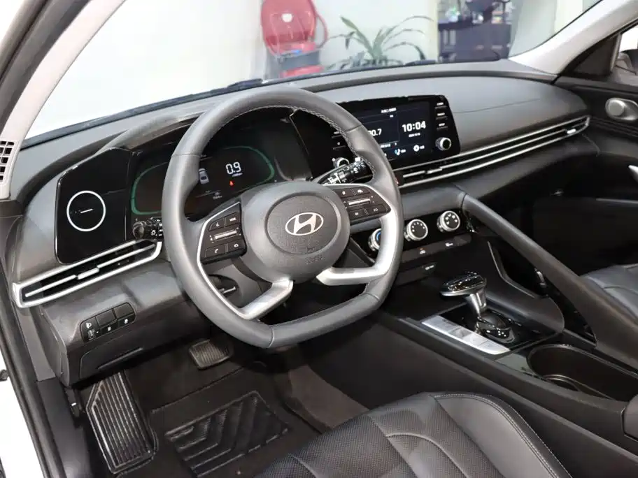 Photo 10 - Hyundai Elantra