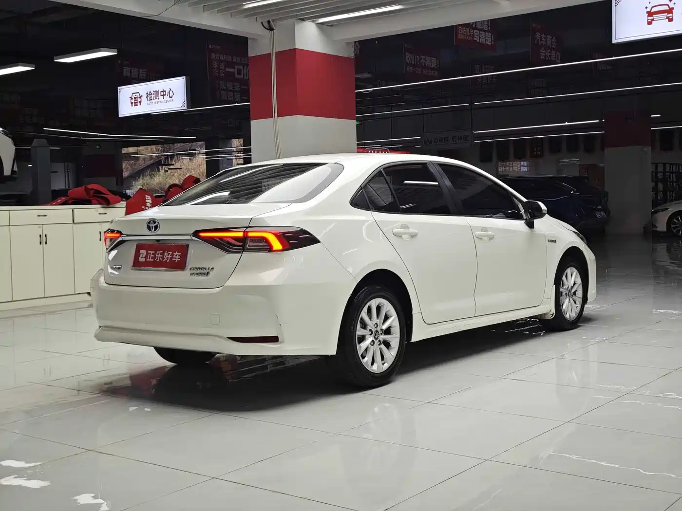 Toyota Corolla 2021 Hybrid 1.8L E-CVT Elite Edition фото 3