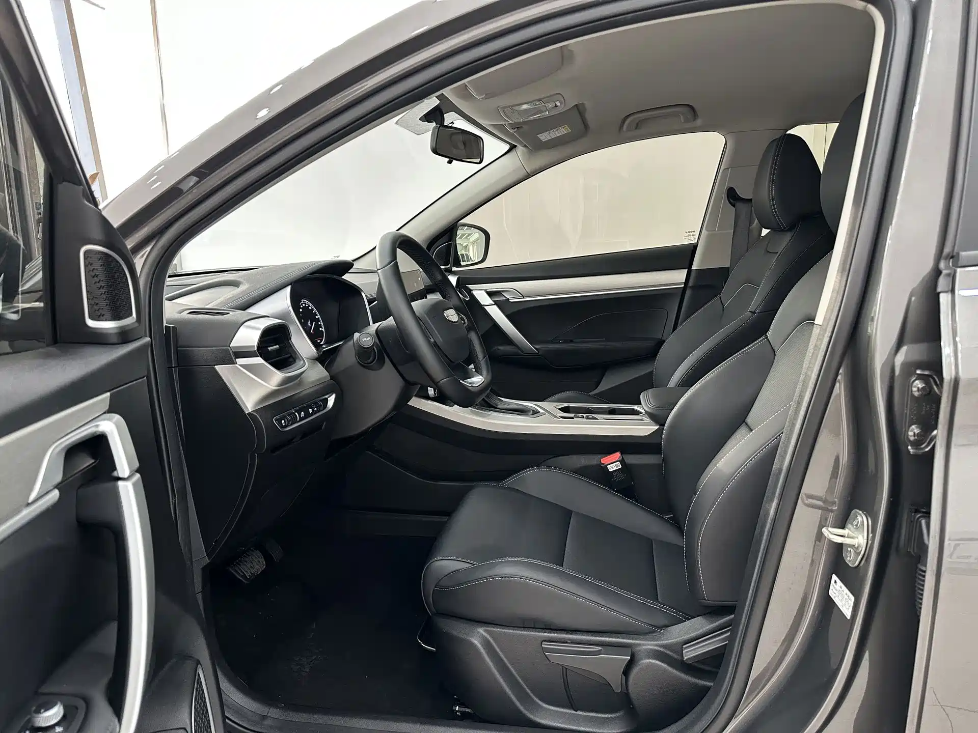 Фото 5 - Geely Coolray