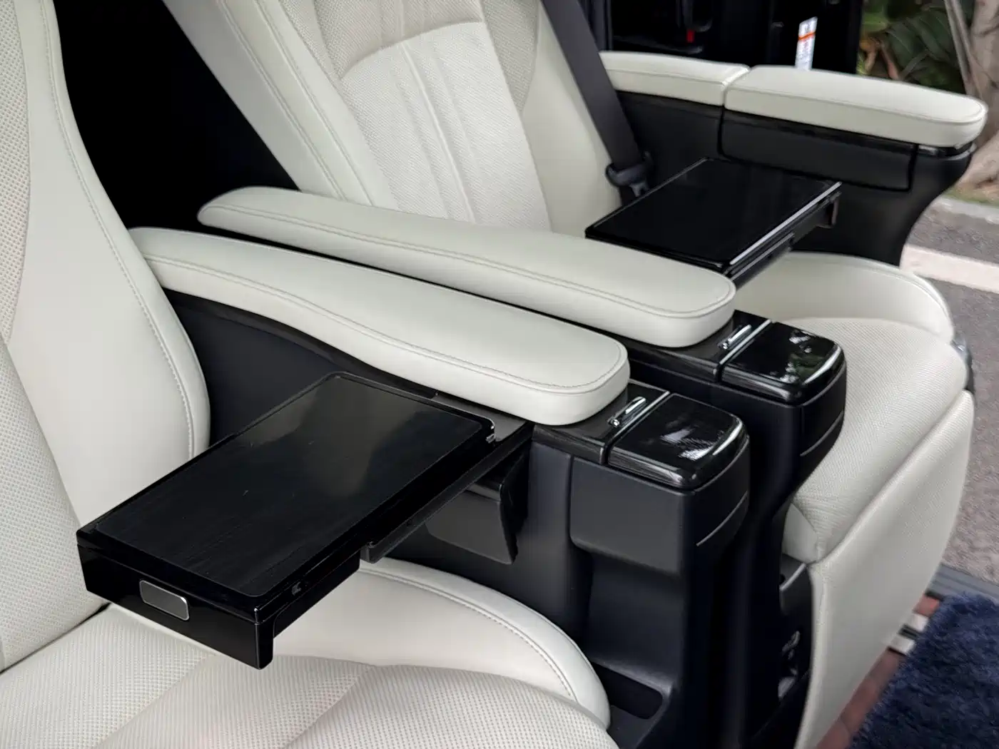 Lexus LM 2020 300h Seven-Seater Elegance Edition фото 19