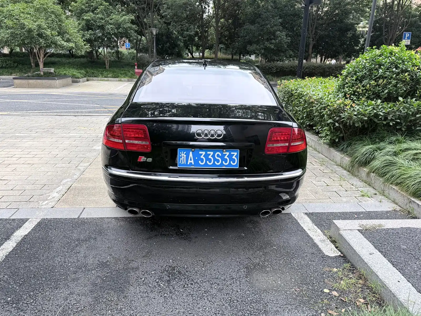 Фото 15 - Audi S8
