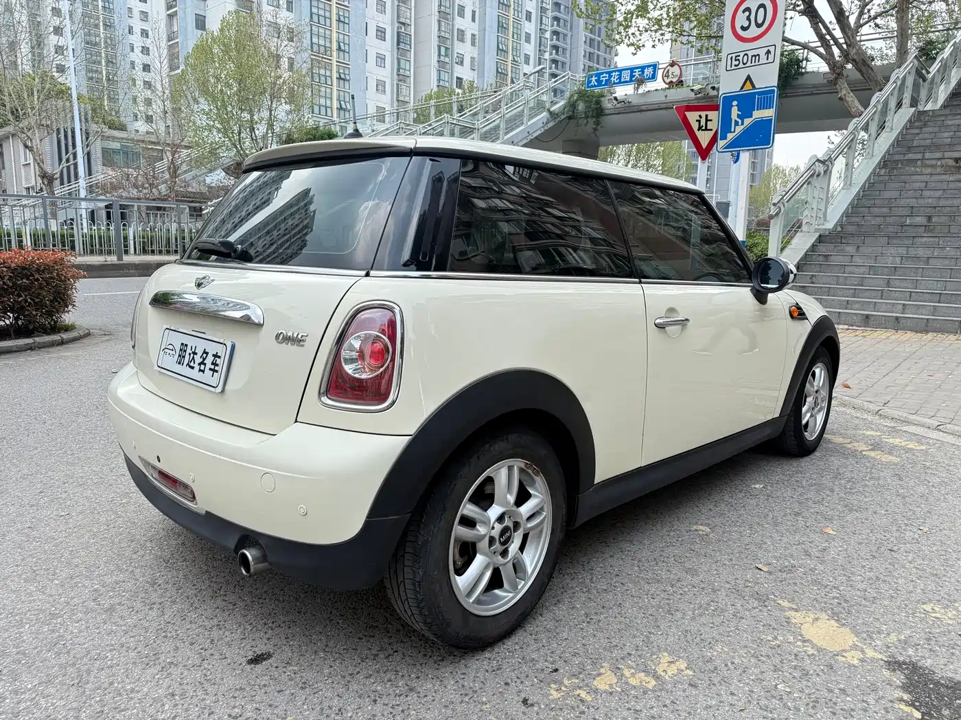 MINI MINI 2013 2013 1.6L ONE Limited Edition Third Version
