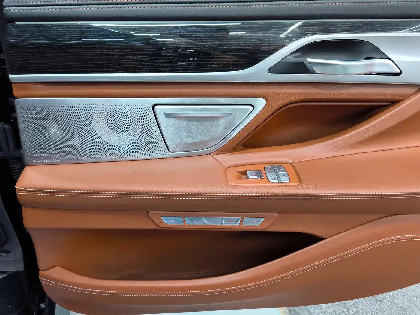 BMW 7 Series 2018 M760Li xDrive фото 28