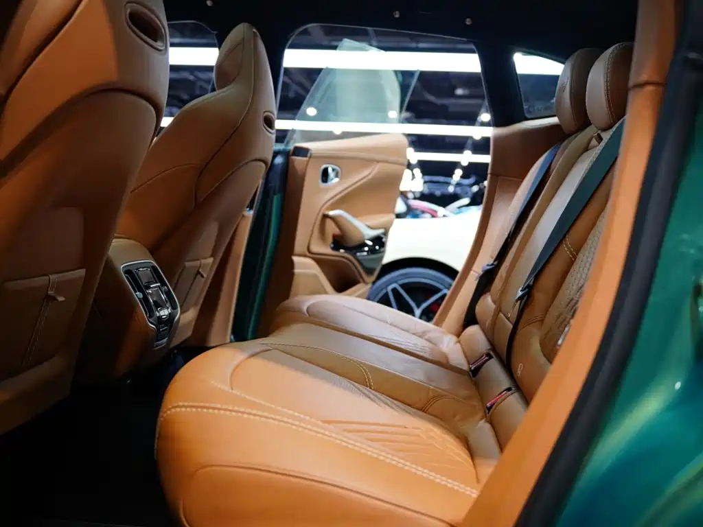 Photo 37 - Aston Martin DBX