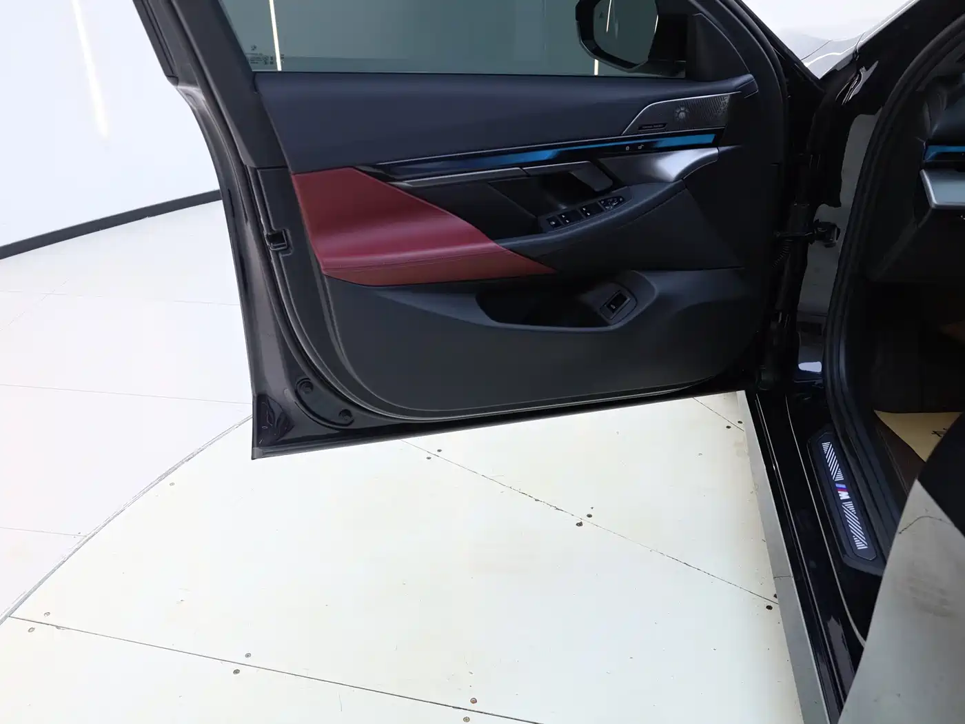 BMW 5 Series 2025 530Li Leading M Sport Package фото 8