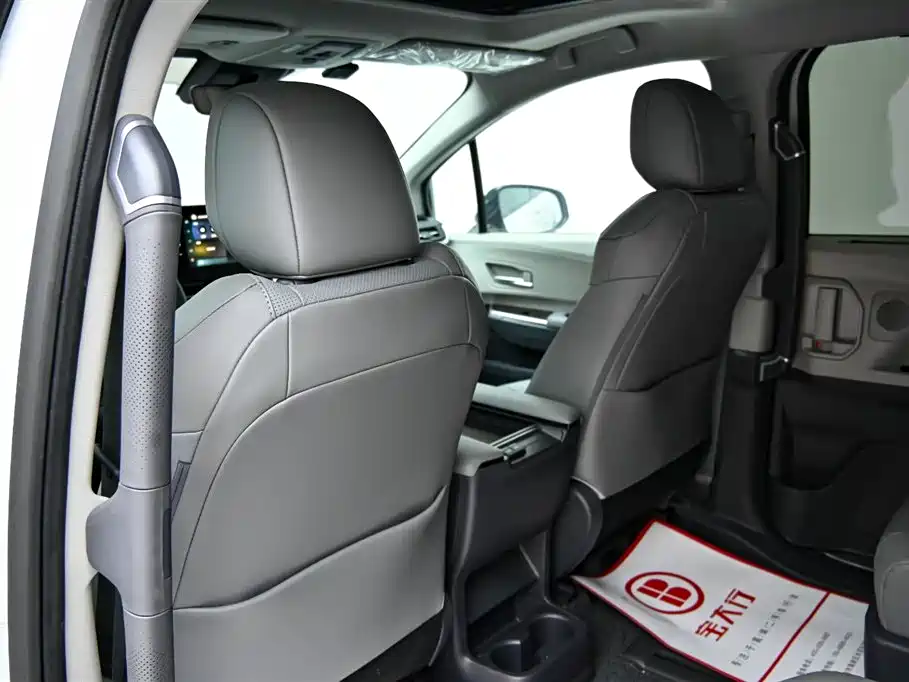 Toyota Sienna 2026 2.5L Hybrid FWD Luxury Edition фото 14