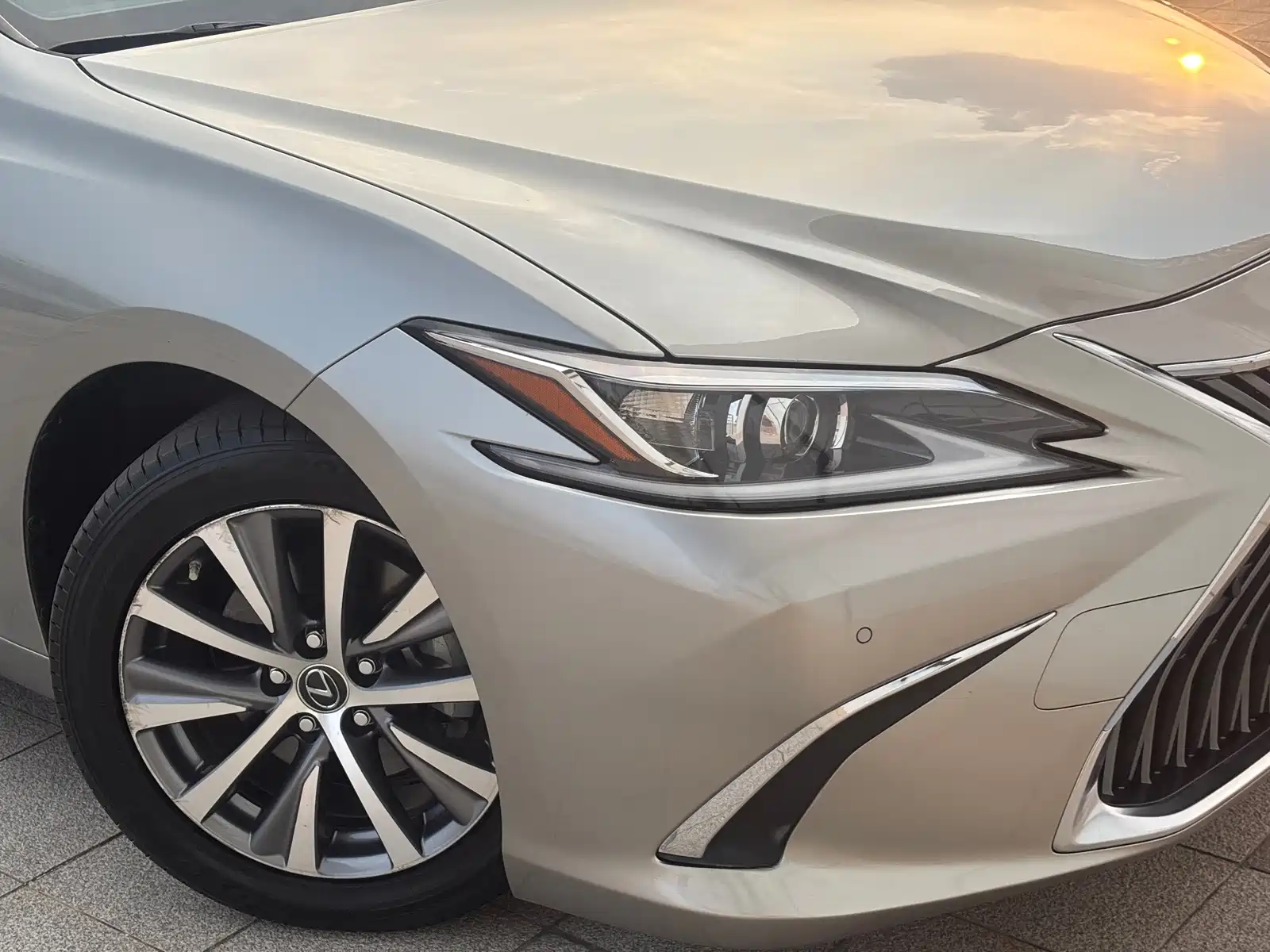 Photo 9 - Lexus ES
