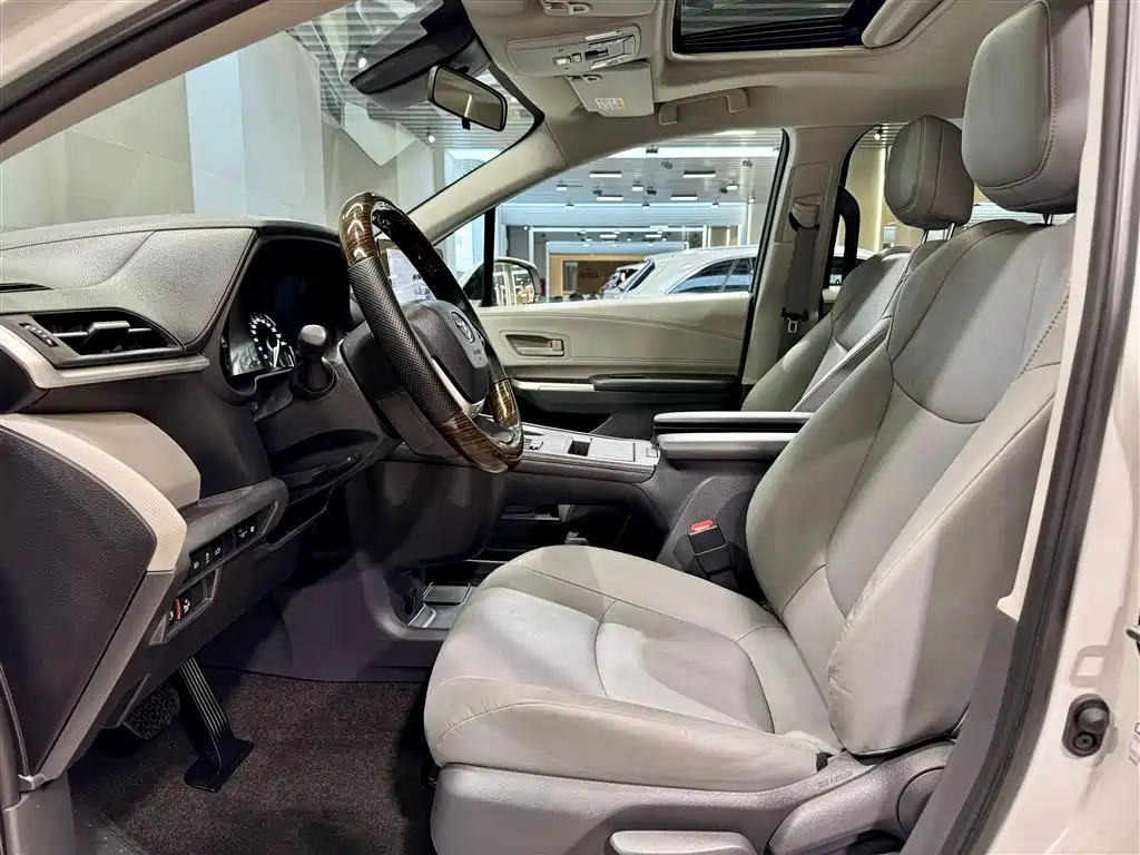 Toyota Granvia 2024 2.5L Hybrid Comfort фото 25