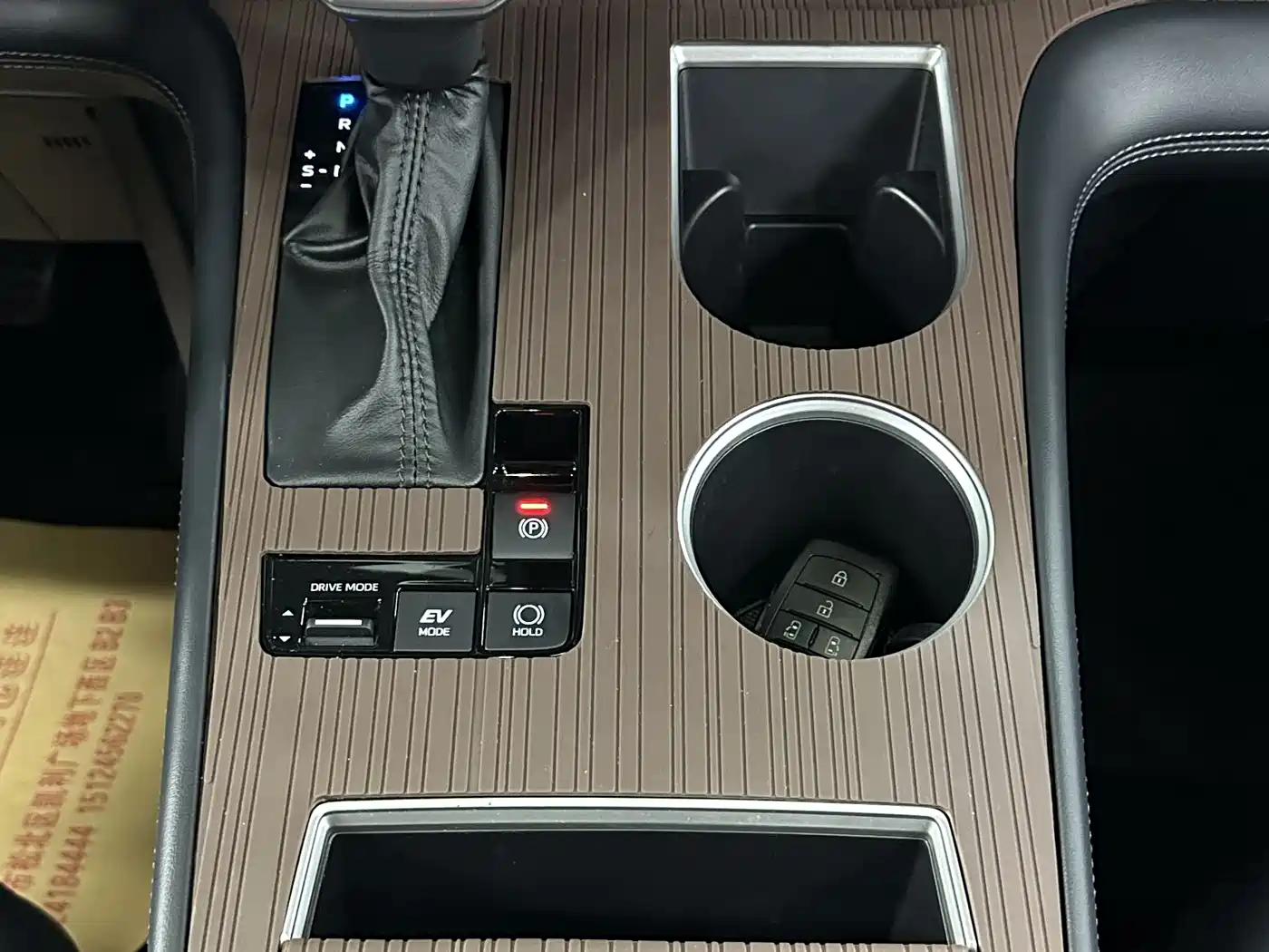 Toyota Granvia 2024 2.5L Hybrid Premium PLUS 4WD Edition фото 24