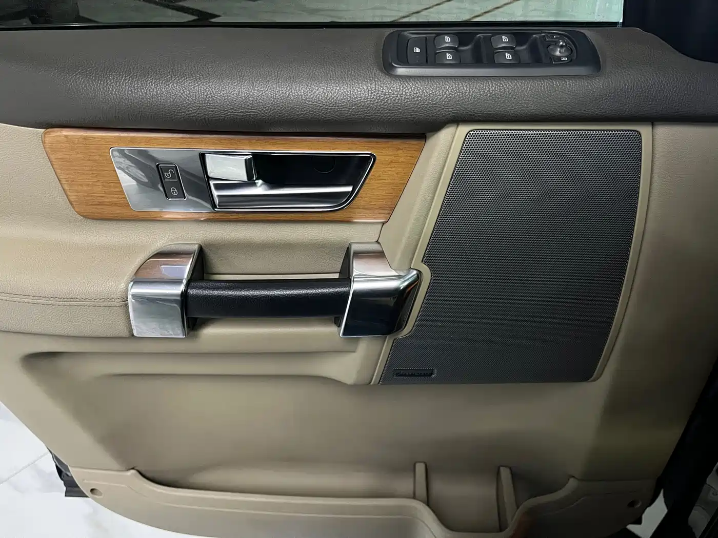Land Rover Discovery 2015 3.0 SC V6 SE фото 28