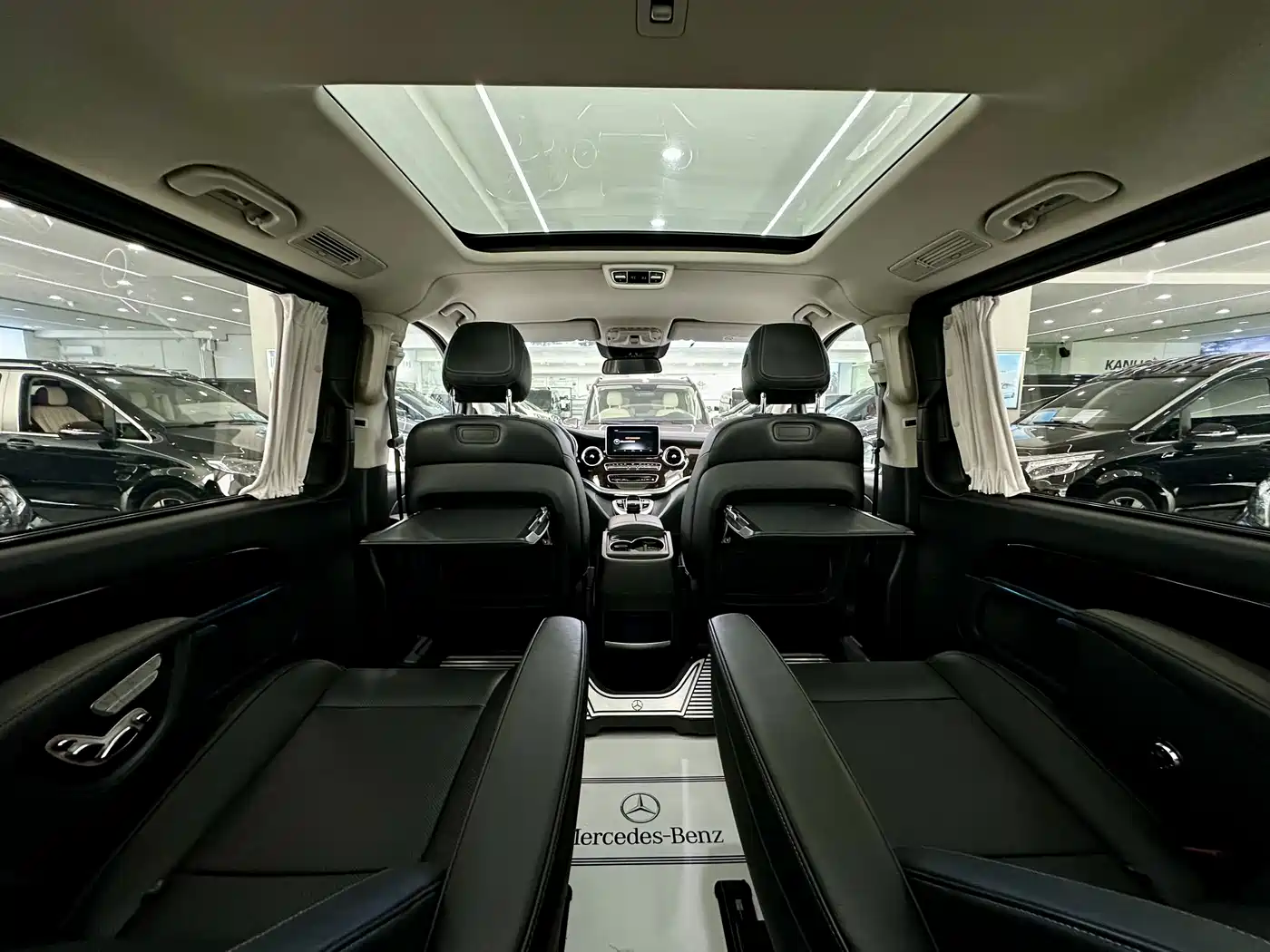 Mercedes-Benz V-Class 2017 Model V 260 L Premium Extended Edition фото 16