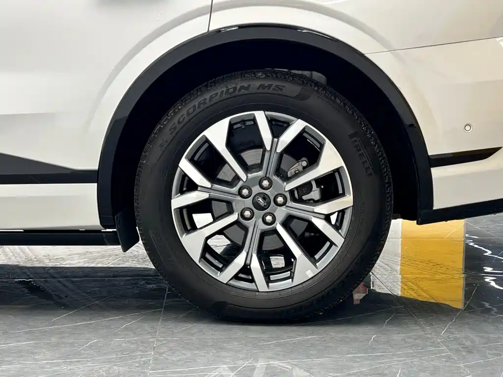 Фото 26 - Ford Edge