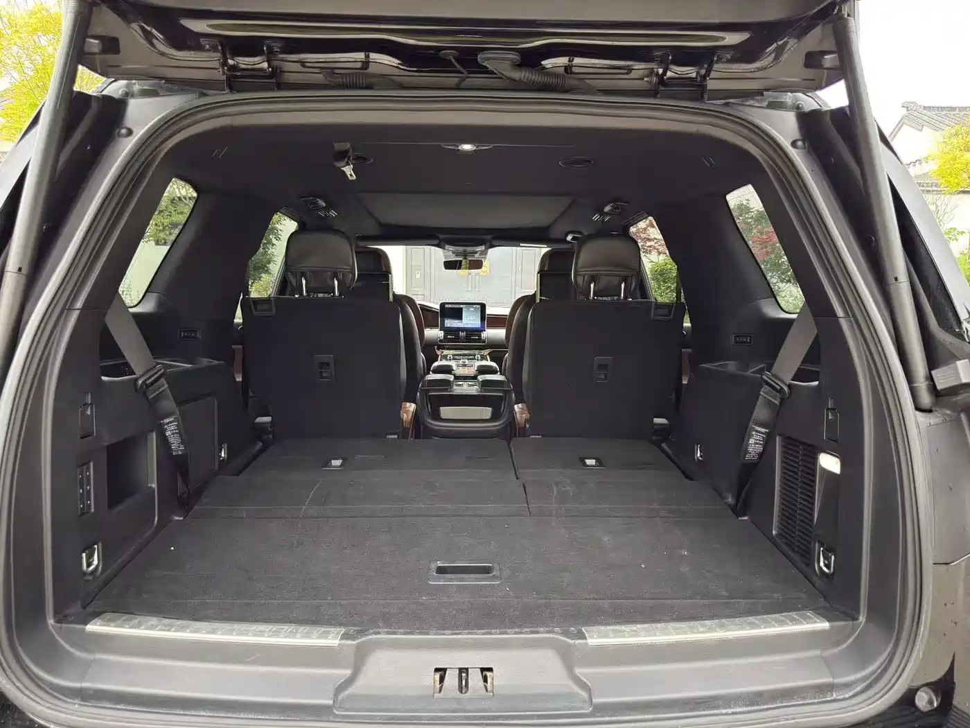 Photo 18 - Lincoln Navigator