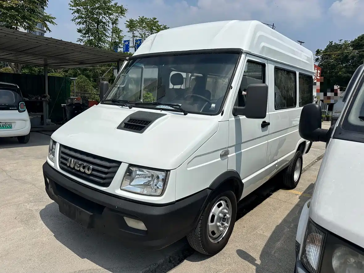 Iveco Daily 2017 2017 Model 2.5T A35 Bus Low Roof 5-7 Seats 47Z5