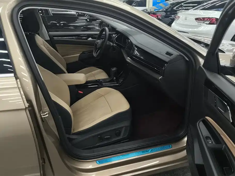 Volkswagen Passat 2022 380TSI Luxury Edition фото 8