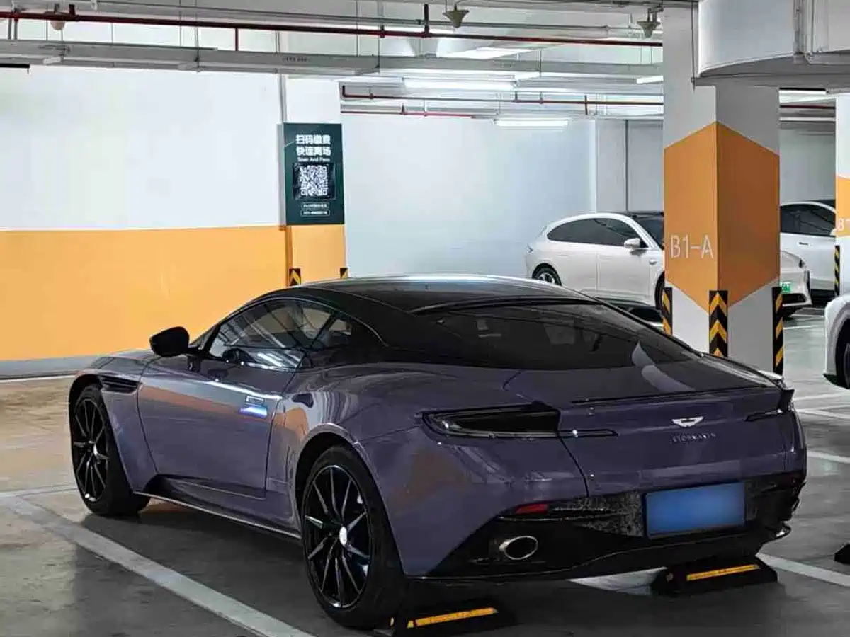 ASTON MARTIN DB11