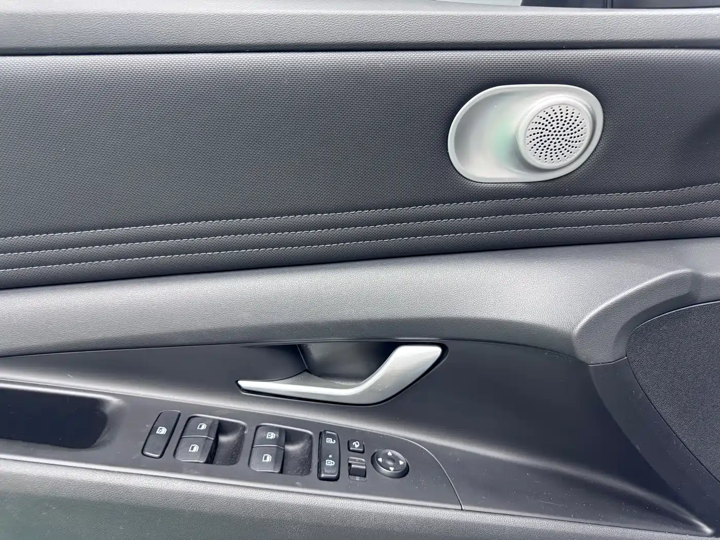 Hyundai Elantra 2022 1.5L CVT LUX Premium Edition фото 9
