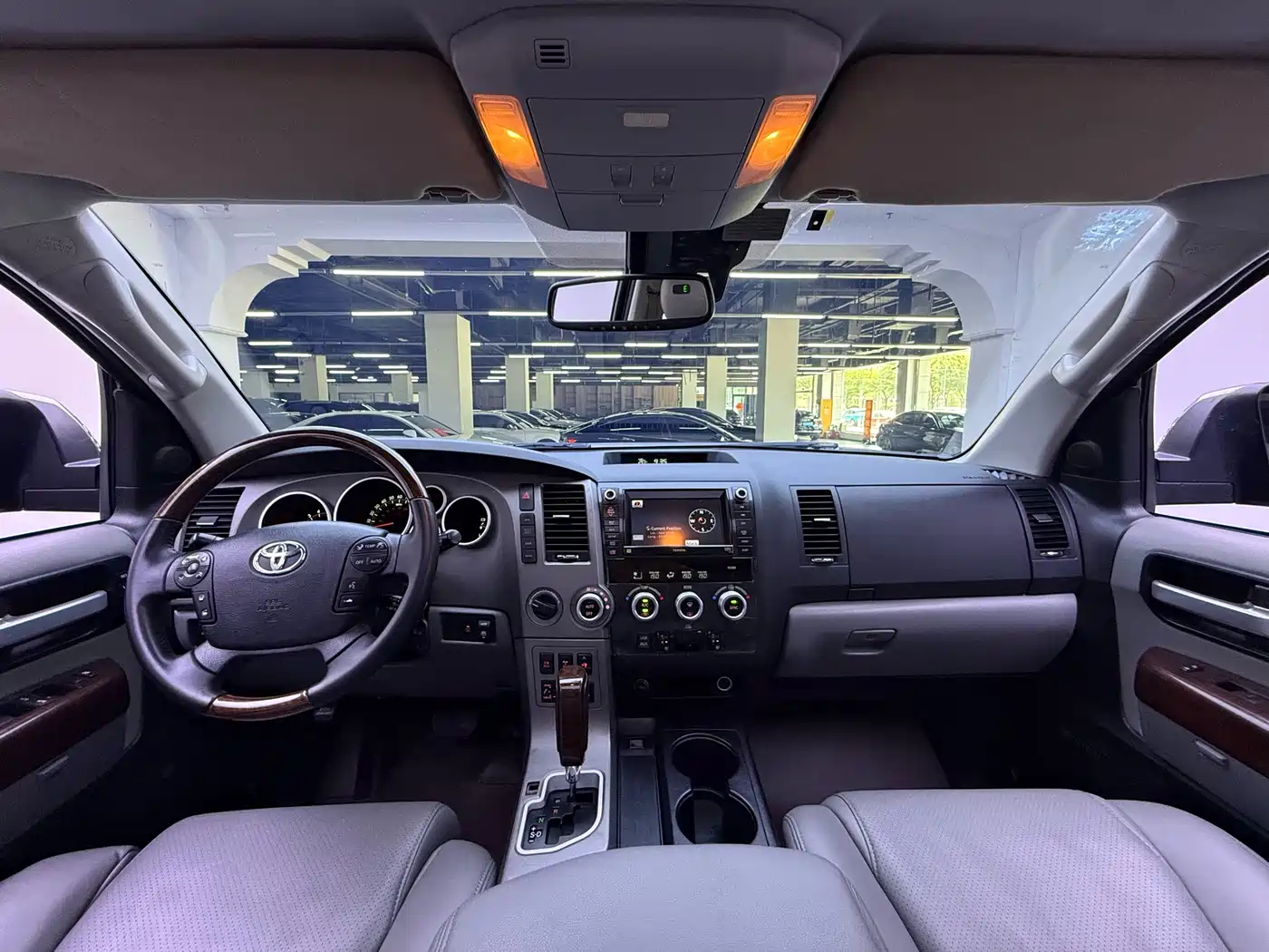 Toyota Sequoia 2010 5.7 Platinum Edition фото 13