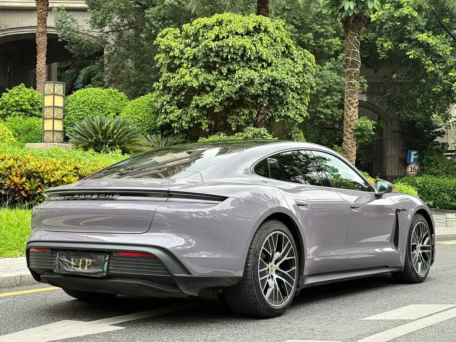 صورة 30 - Porsche Taycan