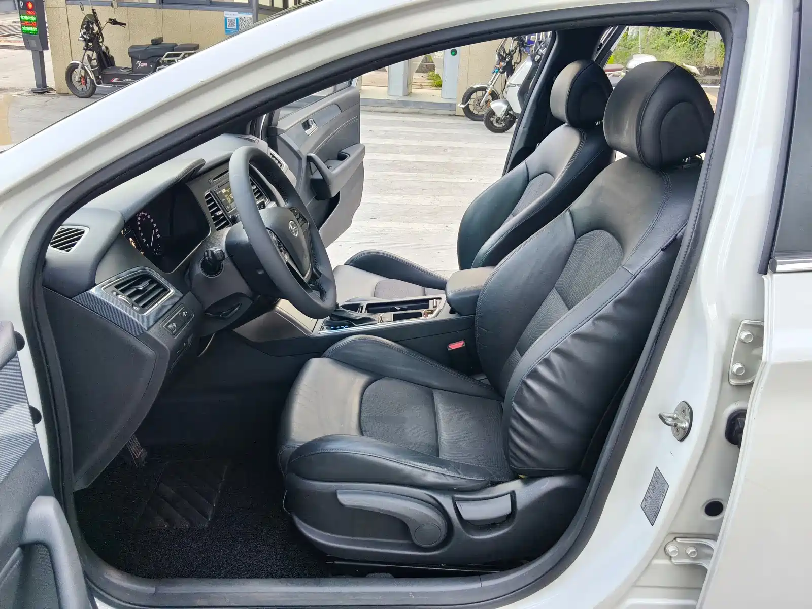 Photo 10 - Hyundai Sonata