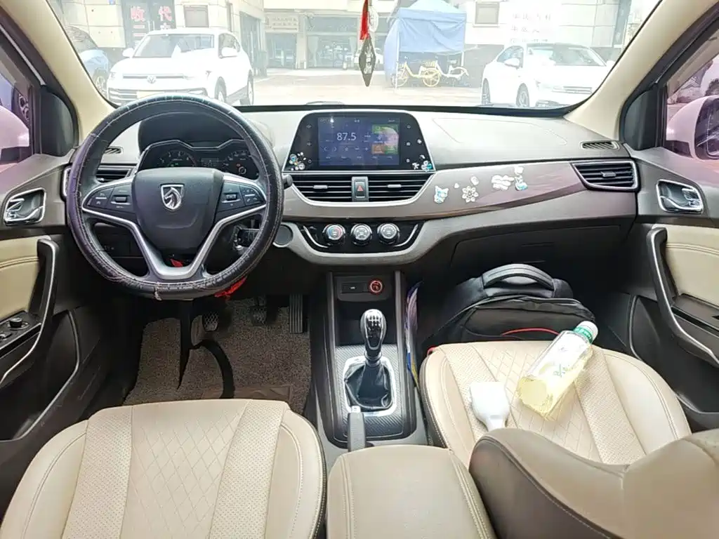Baojun 310W 2018 2017 1.5L Manual Fashion Edition (China V)