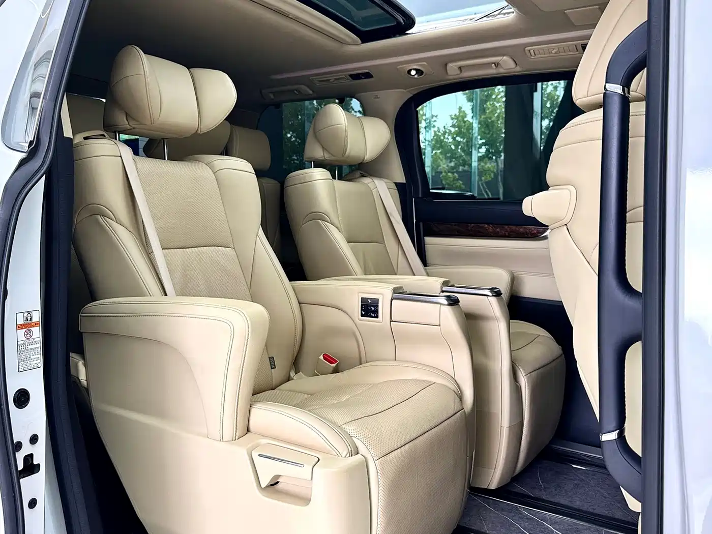 Toyota Alphard 2019 Hybrid 2.5L Luxury фото 9