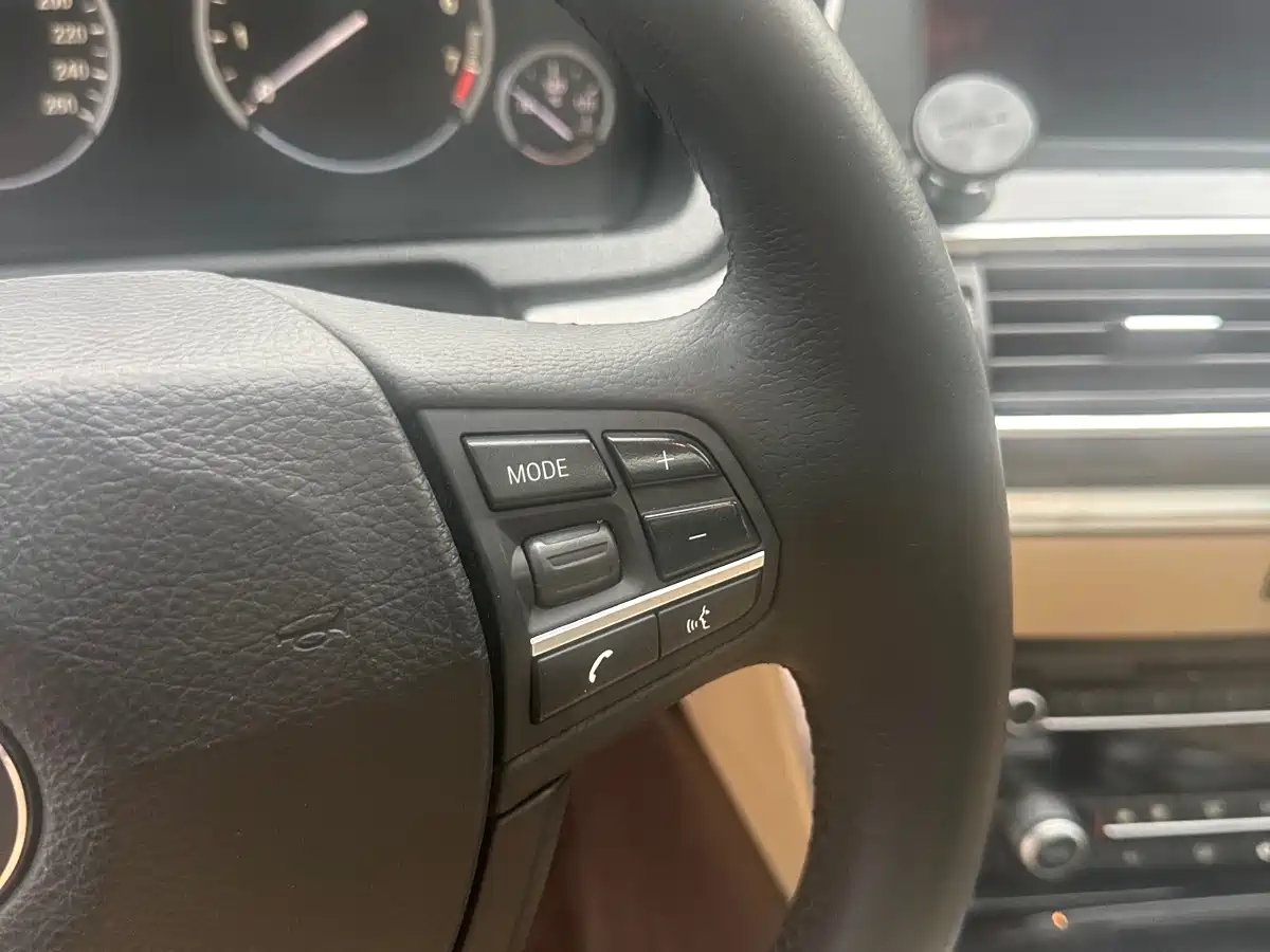 BMW 5 Series GT 2011 535i Elegance фото 19