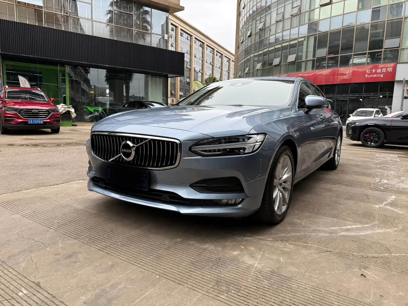 Фото 1 - Volvo S90