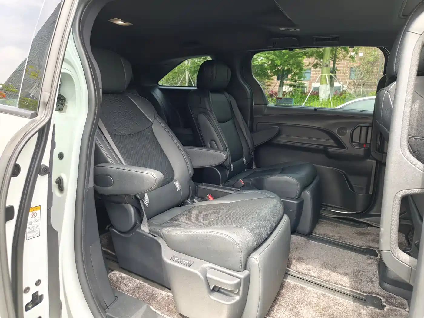 Toyota Sienna 2021 2.5L Hybrid Premium Edition фото 12